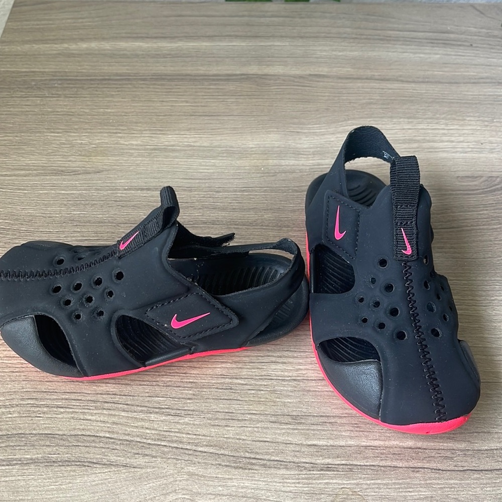 Toddler boys size 9 Nike sandals..EUC!